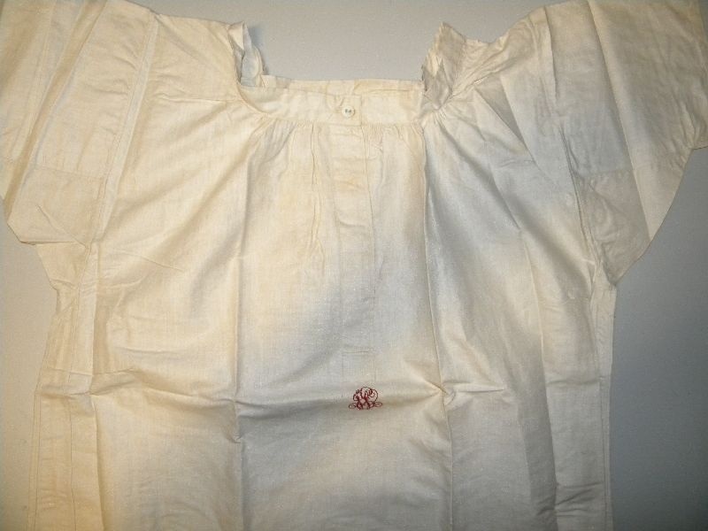 Damen- Nachthemd, kurzärmlig, Leinen, weiß, rotes Monogramm "EW" (Schloß Wernigerode GmbH RR-F)