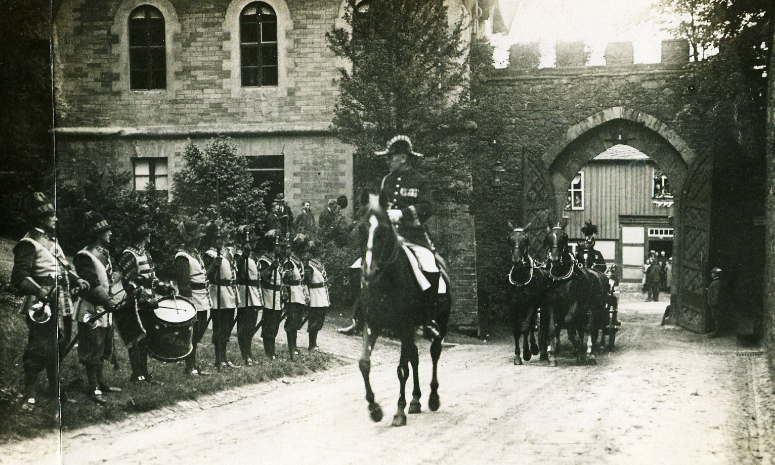 Fotografie, Einzug König Fuad von Ägyptens auf Schloß Wernigerode 1929 (Schloß Wernigerode GmbH RR-F)