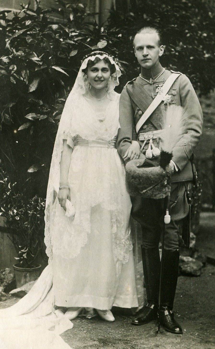 Fotografie, Erbprinz Boto und Przs. Renata von Schonaide Carolatte als Brautpaar 1920 (Schloß Wernigerode GmbH RR-F)