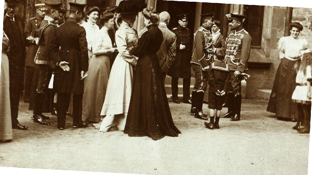 Fotografie,Fürstin Marie(1864-1940), Gemahlin des Fürsten Christian Ernst mit Gästen vor dem Hauptportal (Schloß Wernigerode GmbH RR-F)
