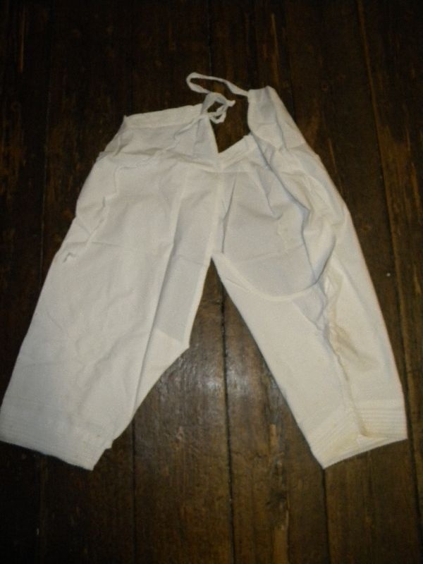 Damen- Unterhose, Leinen, weiß, gefälteter Beinabschluß, Lochspitze, um 1900 (Schloß Wernigerode GmbH RR-F)