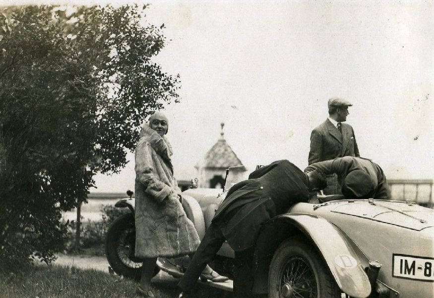 Fotografie, parkendes Cabriolet auf der Terrasse des Schlosses, Przs. Walpurgis u.drei Herren (Schloß Wernigerode GmbH RR-F)
