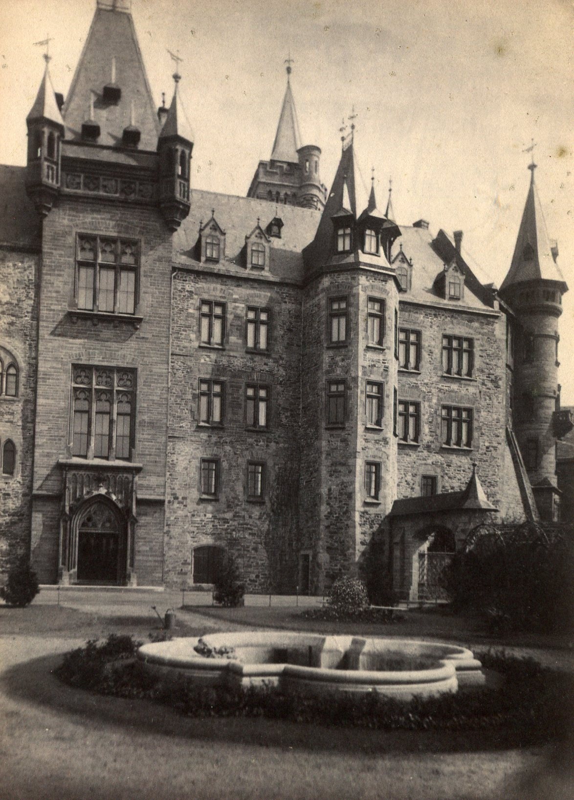 Schloß Wernigerode Westfassade und Terrasse 1885 (Schloß Wernigerode GmbH RR-F)