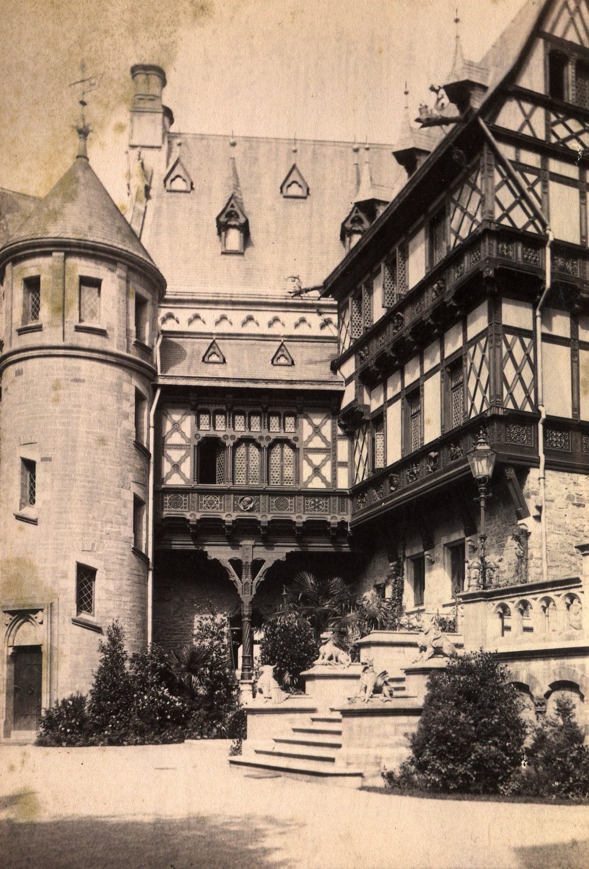 Der Schloßinnenhof, Nord-Ost-Seite, 1886 (Schloß Wernigerode GmbH RR-F)