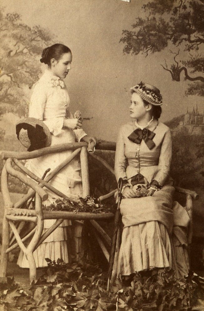 Zwei junge Damen auf bzw. an einer Knüppelbank (Schloß Wernigerode GmbH RR-F)