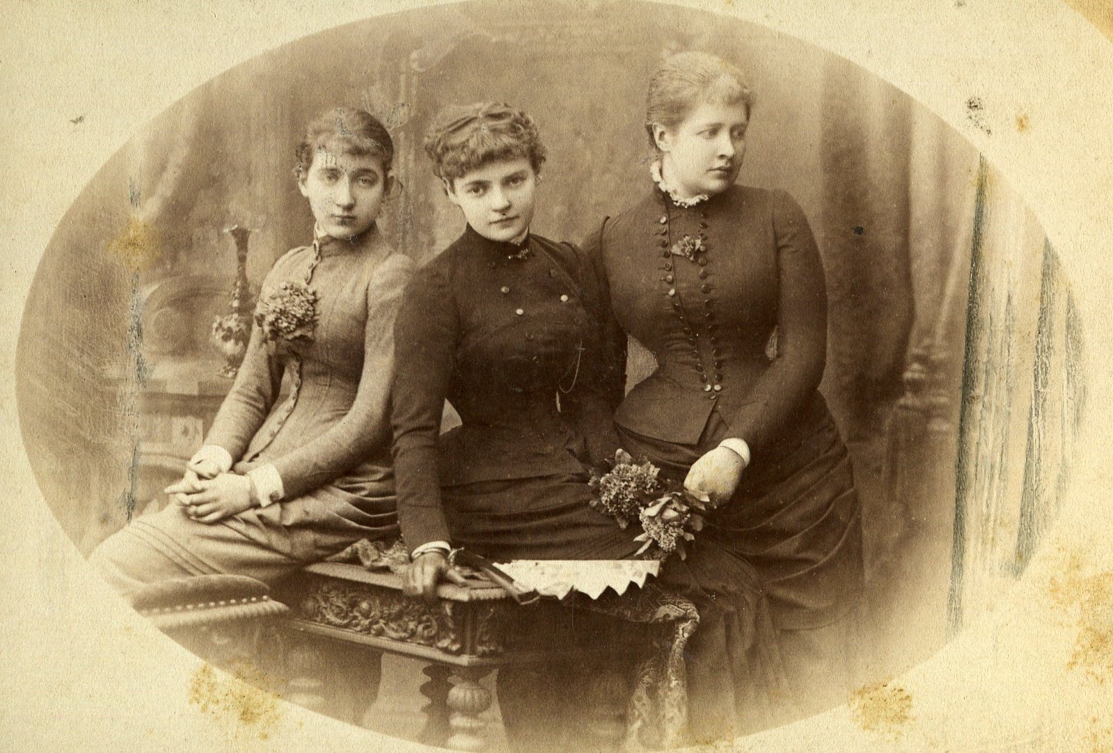 Drei junge Damen (Schloß Wernigerode GmbH RR-F)