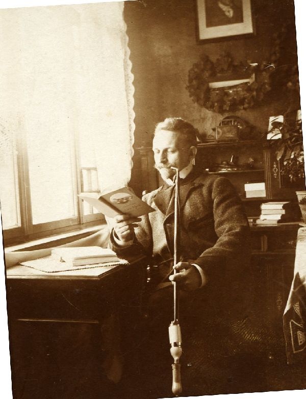 Fotografie, Reinhold Bärtich am Schreibtisch lesend mit langer Pfeife (Schloß Wernigerode GmbH RR-F)