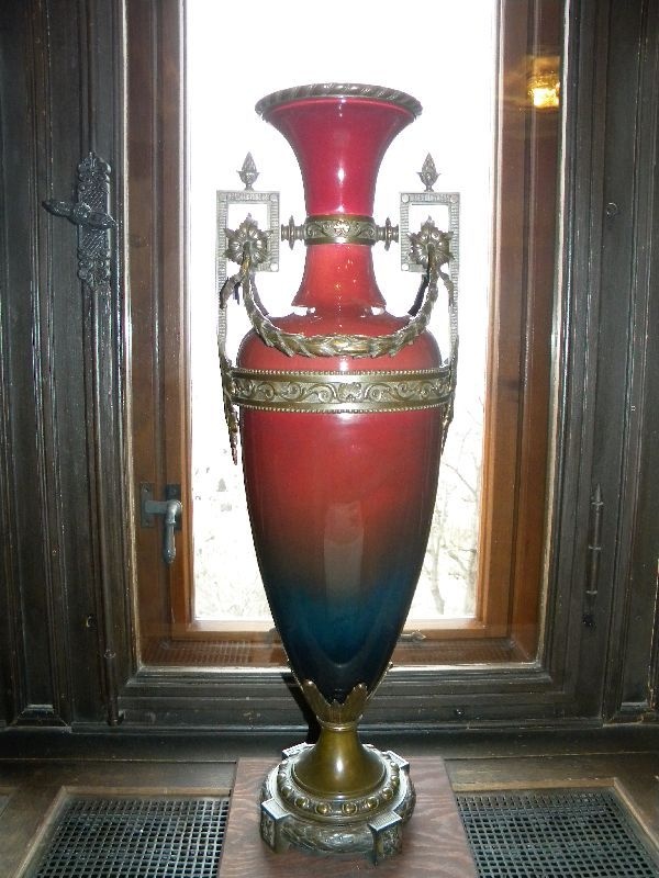 Rote Steingut - Vase mit Metallmontierung (Schloß Wernigerode GmbH RR-F)