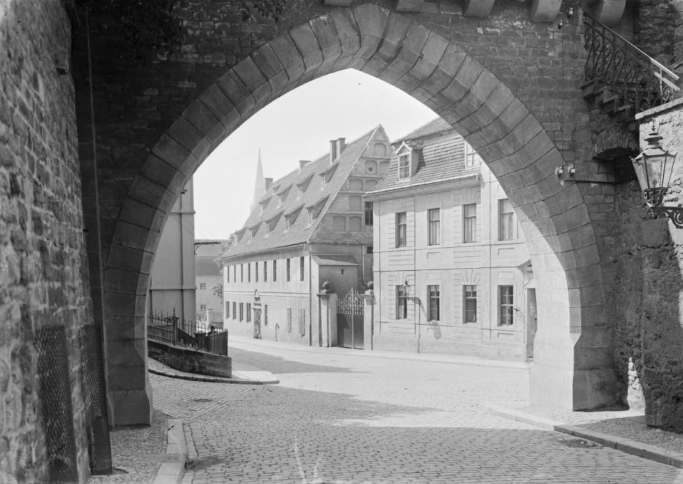 Merseburg, Domstraße - Blick durch das Krumme Tor (Kulturhistorisches Museum Schloss Merseburg CC BY-NC-SA)