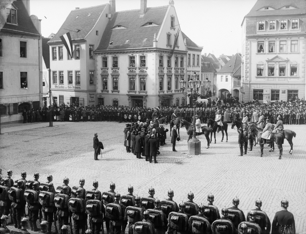 Merseburg, Marktplatz, Empfang des Infanterie Regiments 36/2 in Merseburg 1904 (Kulturhistorisches Museum Schloss Merseburg CC BY-NC-SA)