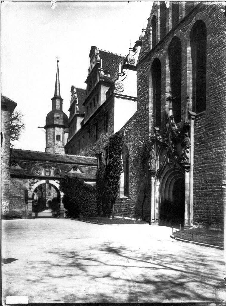 Merseburg, Domplatz mit Domportal und Eingang zum Schlosshof (Kulturhistorisches Museum Schloss Merseburg CC BY-NC-SA)