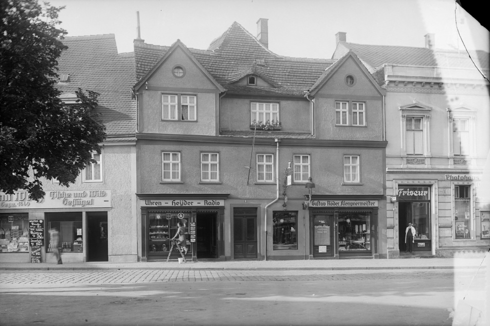 Merseburg, Rossmarkt - Geschäftsläden an der Südseite (Kulturhistorisches Museum Schloss Merseburg CC BY-NC-SA)