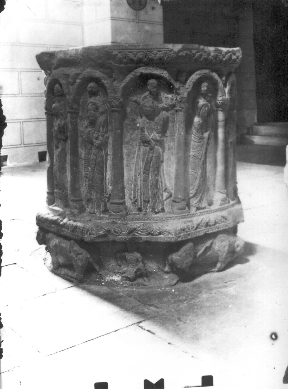 Romanischer Taufstein im Dom zu Merseburg (Kulturhistorisches Museum Schloss Merseburg CC BY-NC-SA)