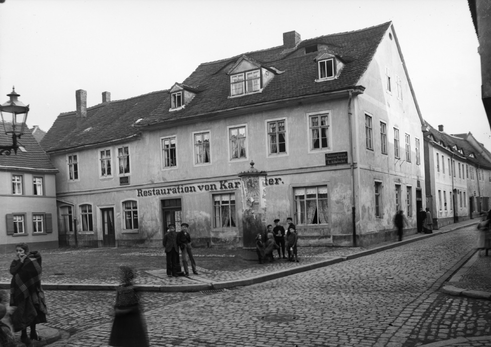 Merseburg, Schmale Straße - Ecke Kreuzstraße mit Eselsplatz (Kulturhistorisches Museum Schloss Merseburg CC BY-NC-SA)