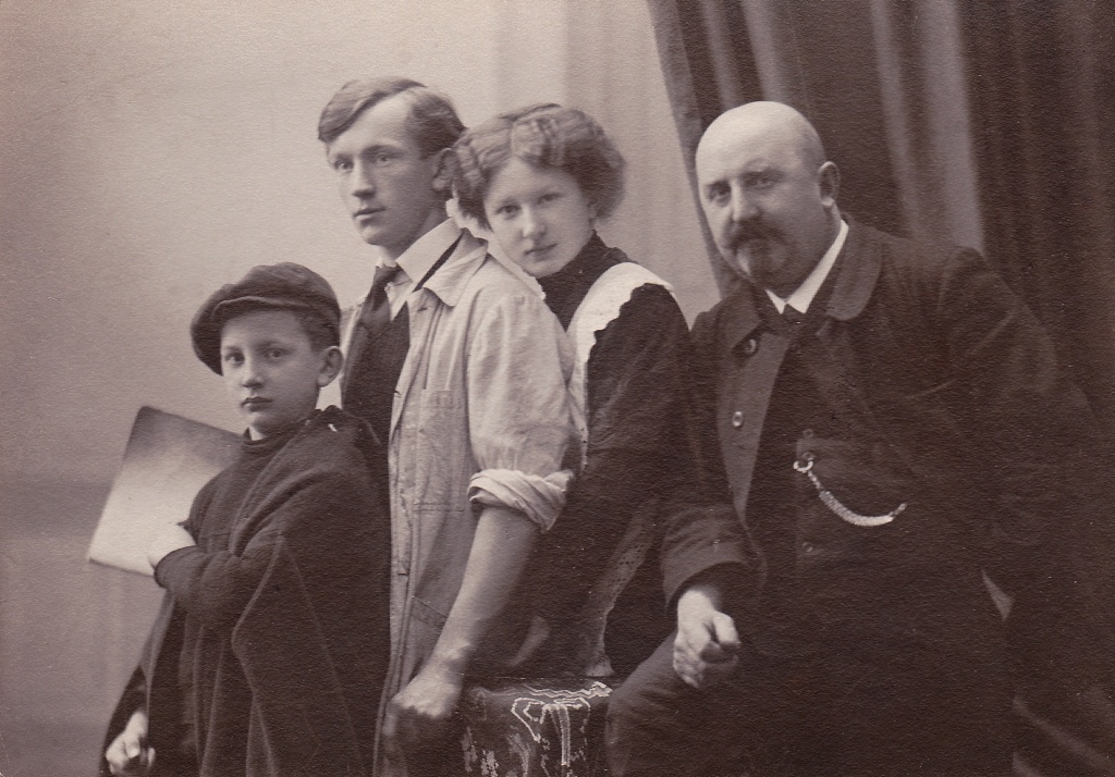 Maximilian Herrfurth mit seinen Kindern (Kulturhistorisches Museum Schloss Merseburg CC BY-NC-SA)
