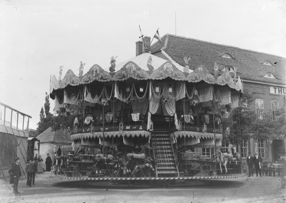 Merseburg, Kinderfest 1905 - Doppelkarussell am Gasthof &quot;Thüringer Hof&quot; (Kulturhistorisches Museum Schloss Merseburg CC BY-NC-SA)