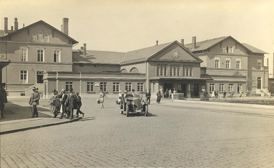 Szene auf dem Bitterfelder Bahnhofsvorplatz im Jahr 1931 (Kreismuseum Bitterfeld CC BY-NC-SA)