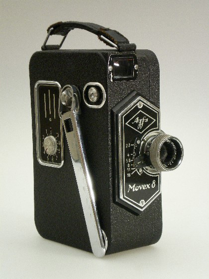 8 mm Schmalfilmkamera Agfa Movex 8 (Industrie- und Filmmuseum Wolfen CC BY-NC-SA)