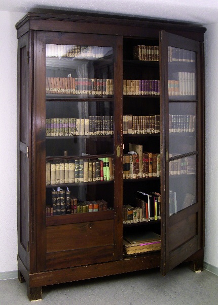 Bücherschrank mit Werken Klopstocks (Städtische Museen Quedlinburg/Klopstockhaus CC BY-NC-SA)