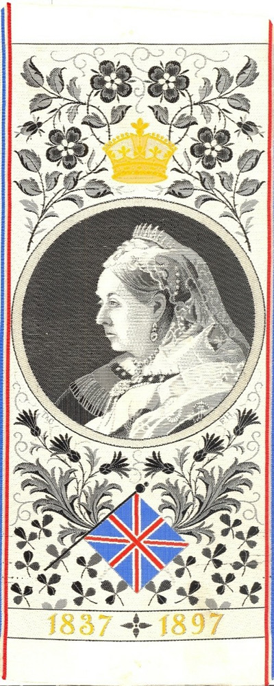 Vivatband: „1837 1897“ Porträt Queen Victoria (Museum Weißenfels - Schloss Neu-Augustusburg CC BY-NC-SA)