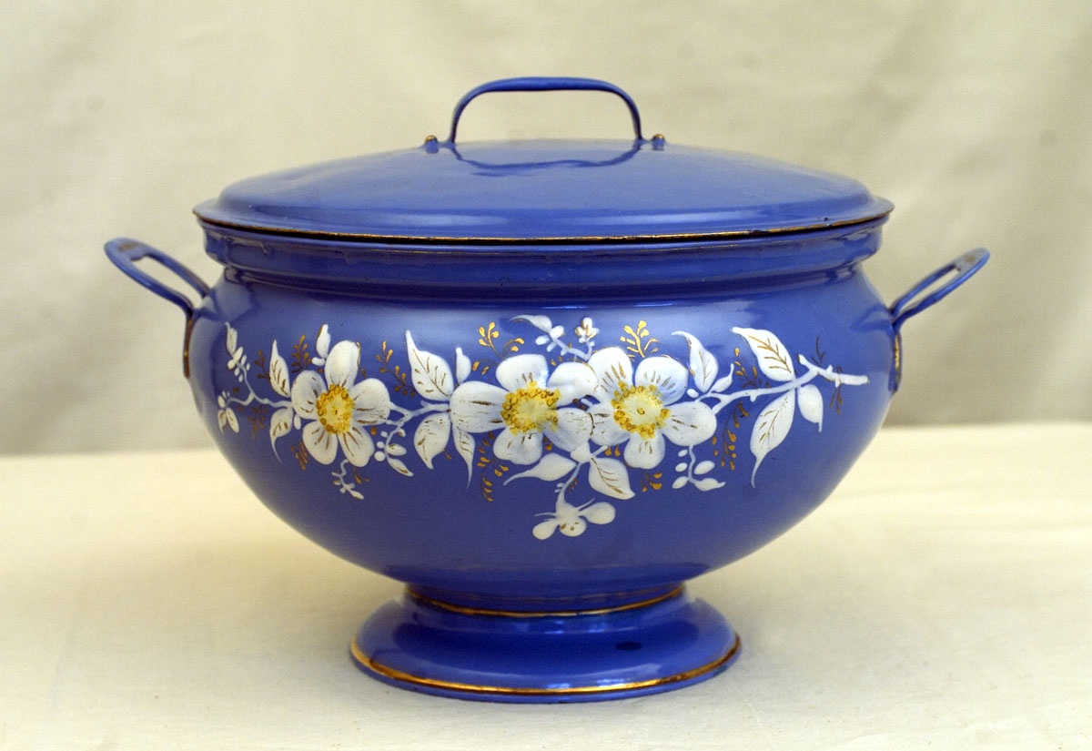 Suppenterrine, blau emalliert mit Kirschblütenmotiv (Hüttenmuseum Thale CC BY-NC-SA)