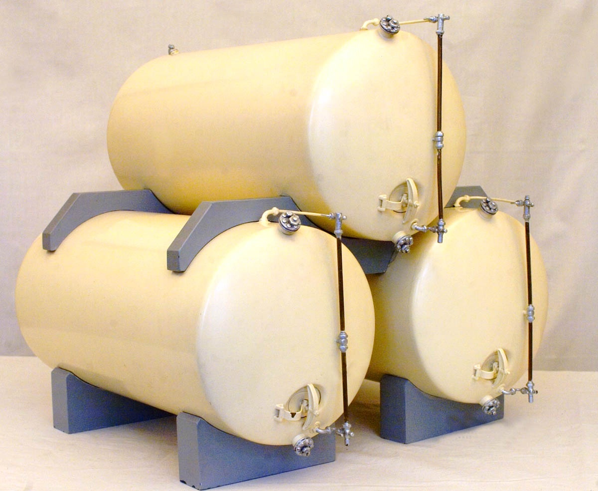 Modell liegender glasemallierter Getränkelagerbehälter im Maßstab 1:10 (Hüttenmuseum Thale CC BY-NC-SA)