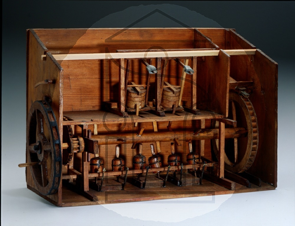 Pulvermühle / Modell einer wasser- und handgetriebenen Pulvermühle (Franckesche Stiftungen zu Halle CC BY-NC-SA)