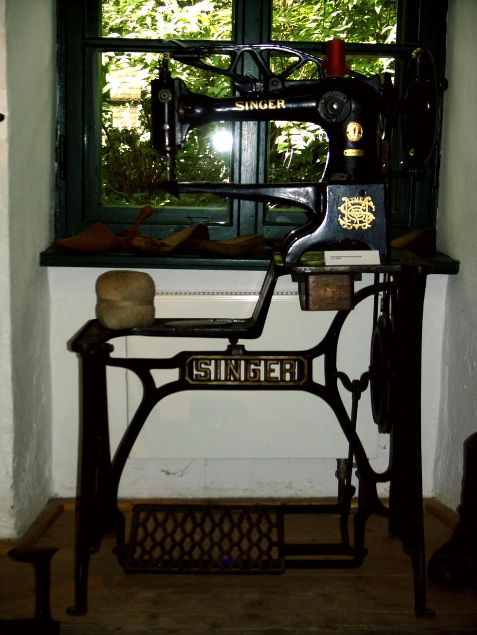 Schuhmacher-Nähmaschine von Singer (Museum Petersberg CC BY-NC-SA)