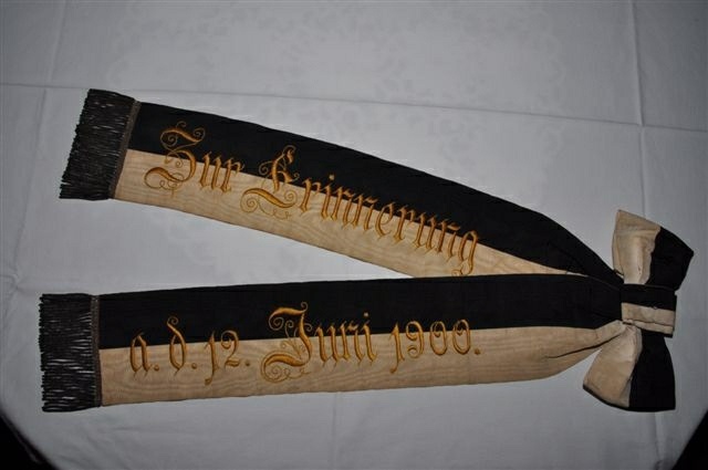 Fahnenschleife zur Erinnerung an den 12. Juni 1900 (Regionalgeschichtliche Sammlungen der Lutherstadt Eisleben CC BY-NC-SA)