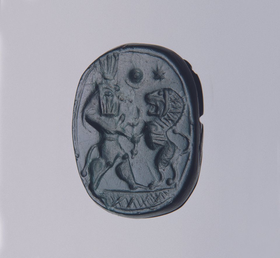Phönikisches Käfersiegel (Skarabäus): Bes und Löwe (Antikensammlung, Staatliche Museen zu Berlin CC BY-SA)