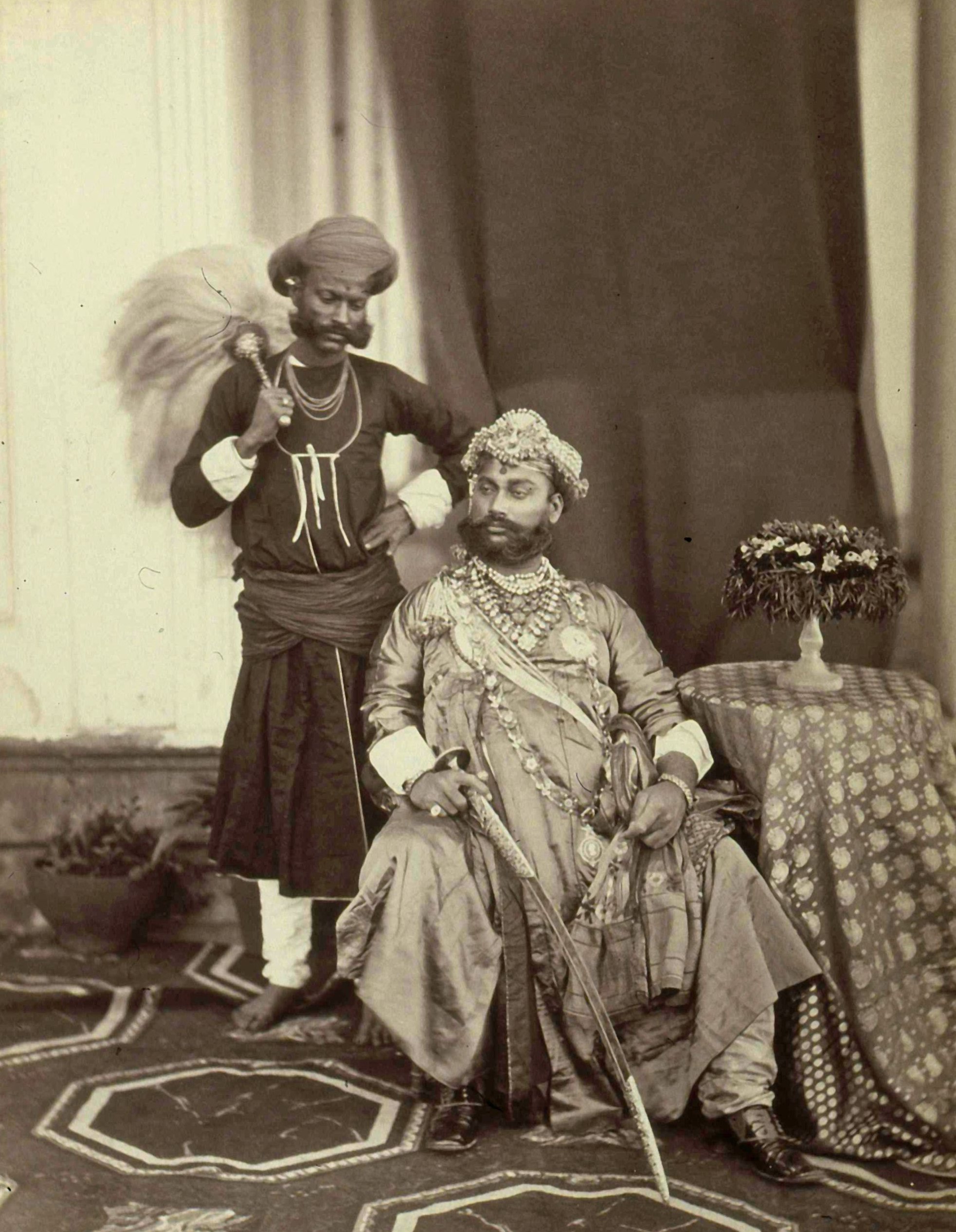 Maharaja Tukaji Rao II mit Begleiter (Ethnologisches Museum, Staatliche Museen zu Berlin CC BY-NC-SA)
