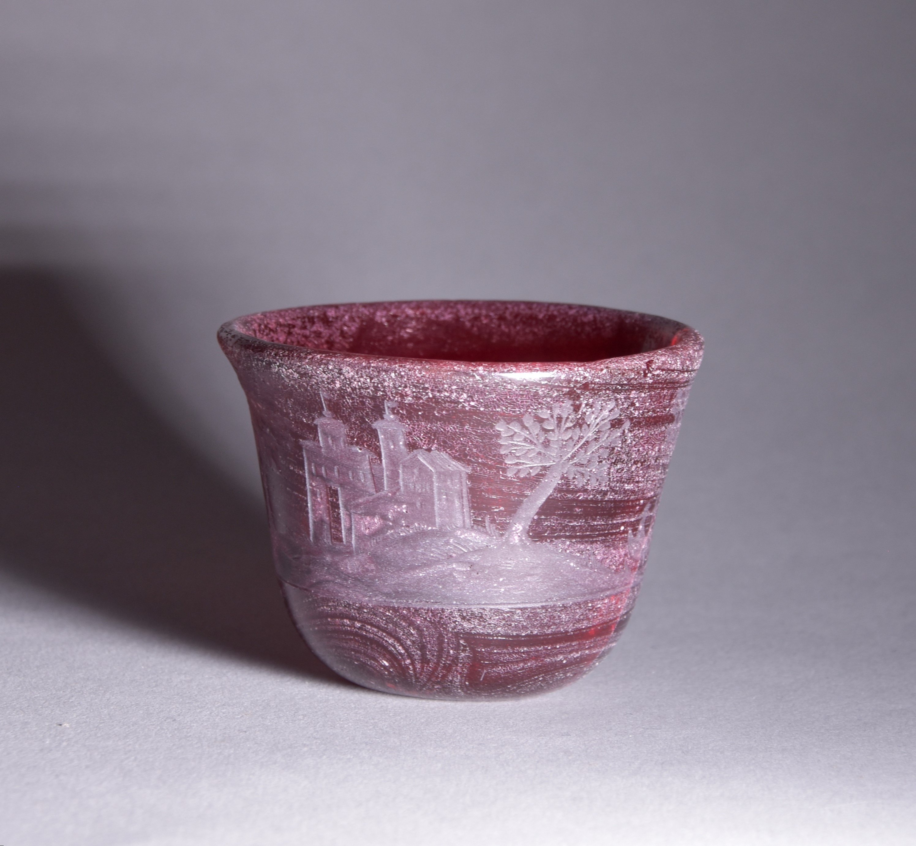 Koppchen aus Rubinglas mit Schnittdekor (Kunstgewerbemuseum, Staatliche Museen zu Berlin CC BY-NC-SA)