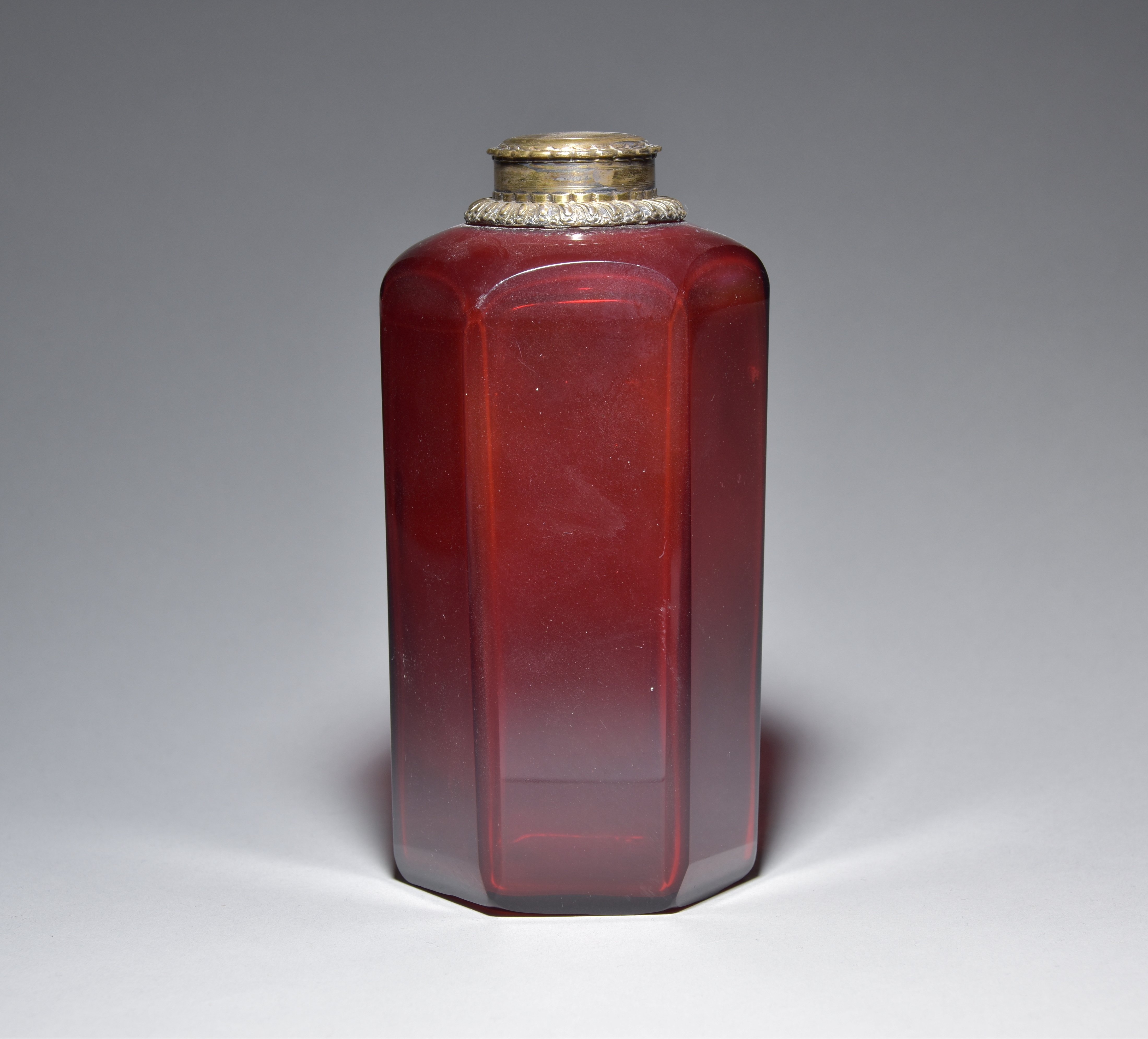 Sechskantige Schraubflasche aus Rubinglas (Kunstgewerbemuseum, Staatliche Museen zu Berlin CC BY-NC-SA)