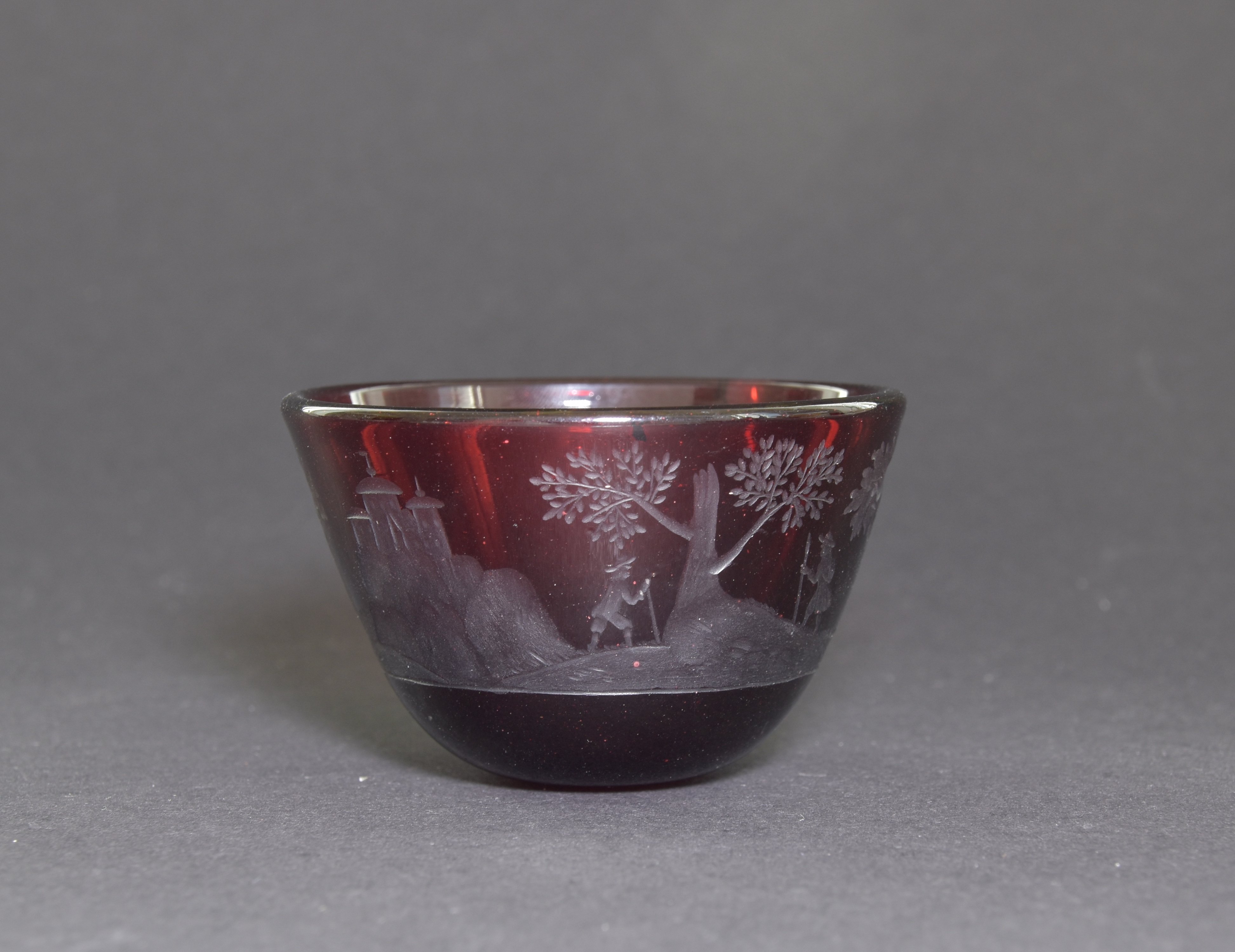 Kleines Koppchen aus Rubinglas mit Schnittdekor (Kunstgewerbemuseum, Staatliche Museen zu Berlin CC BY-NC-SA)