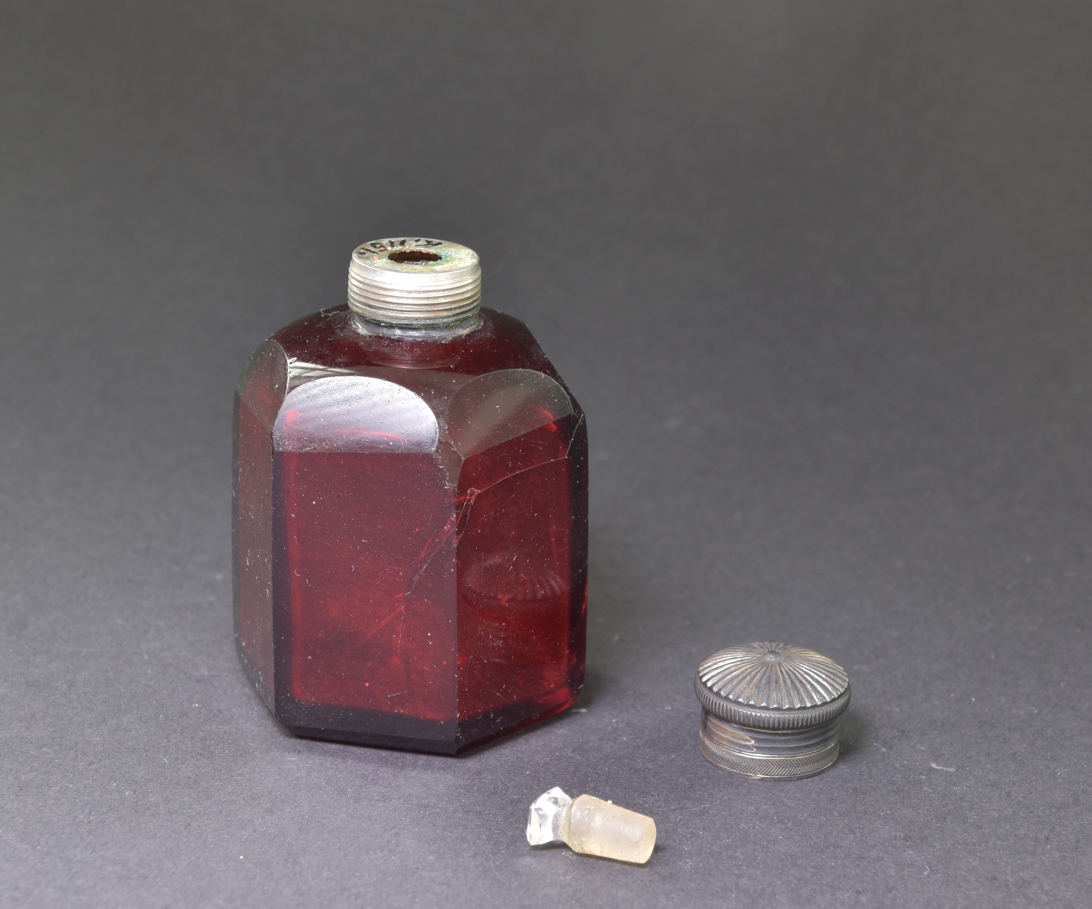Sechskantfläschchen aus Rubinglas mit montiertem Verschluss (Kunstgewerbemuseum, Staatliche Museen zu Berlin CC BY-NC-SA)