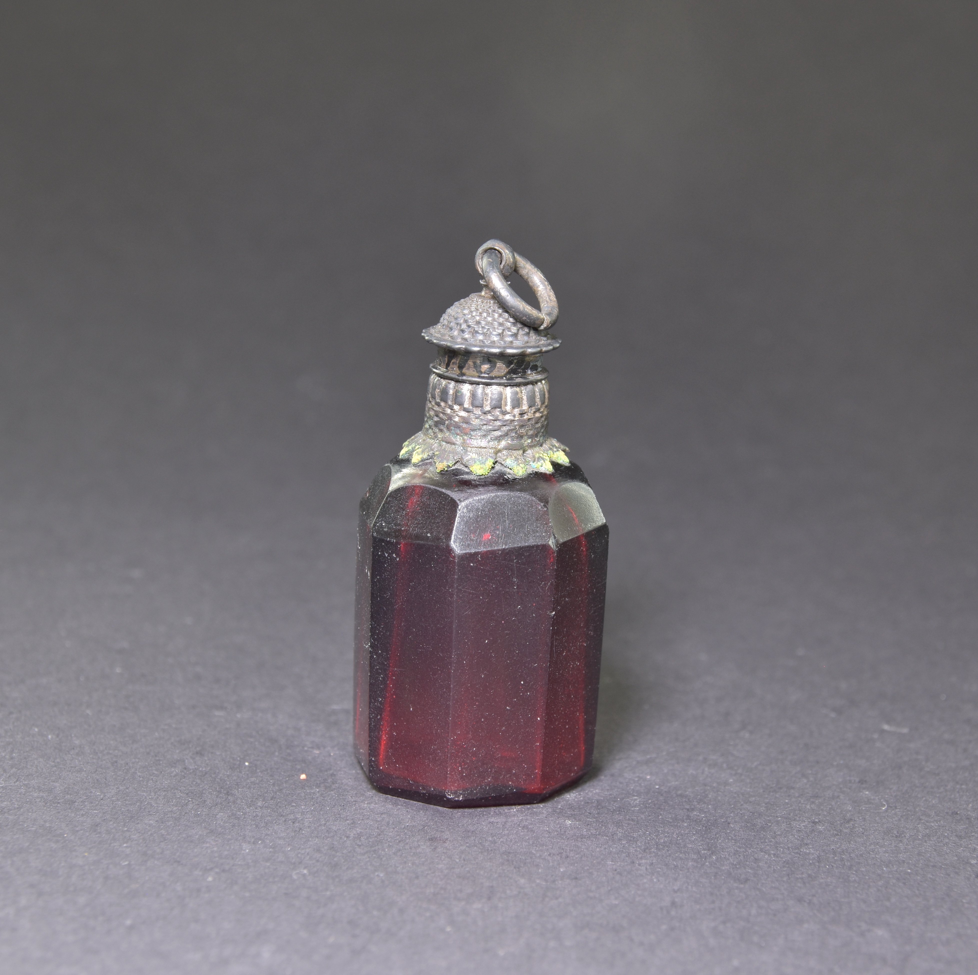 Kleine Sechskantflasche aus Rubinglas (Kunstgewerbemuseum, Staatliche Museen zu Berlin CC BY-NC-SA)