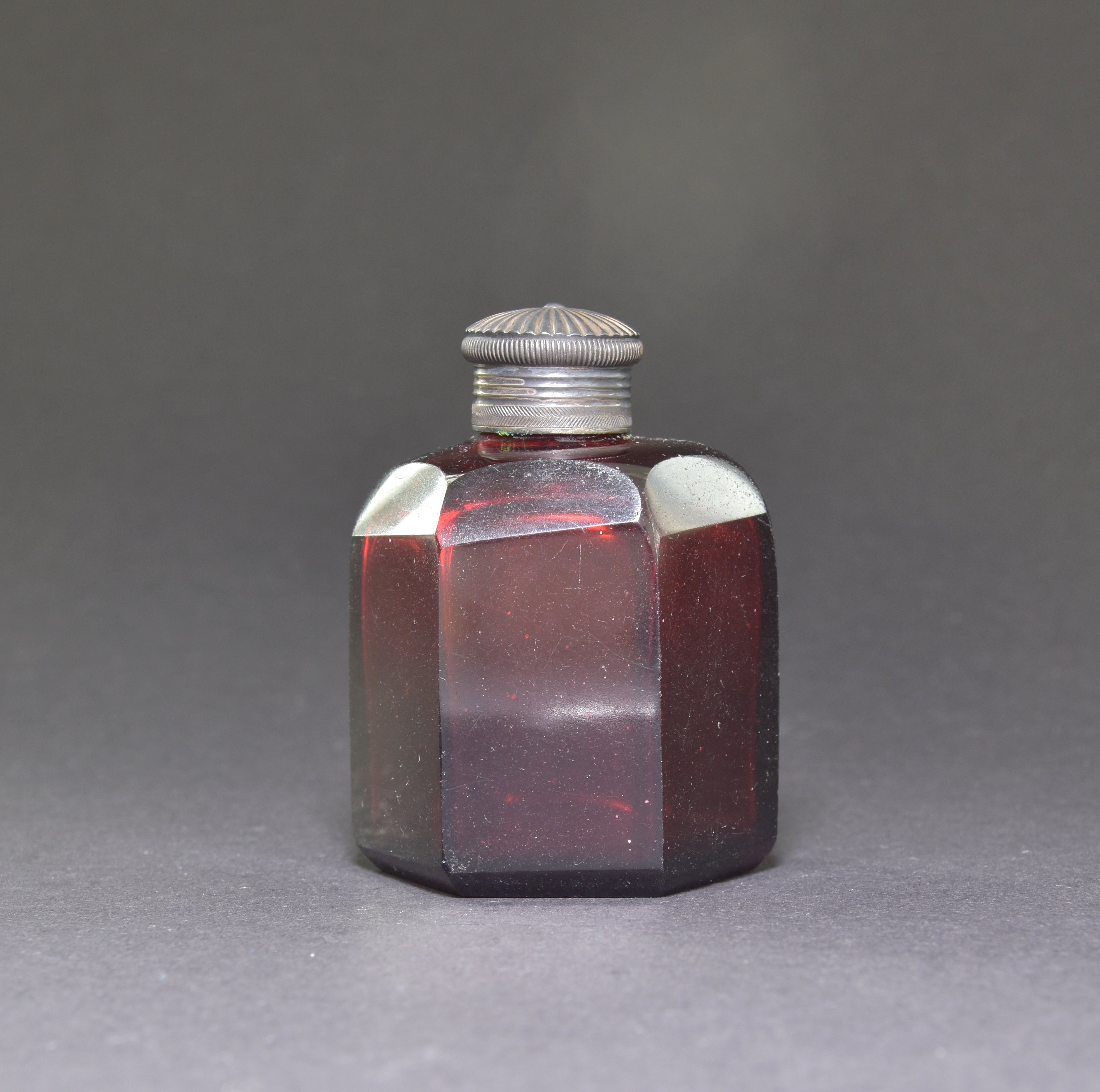 Kleine Sechskantflasche aus Rubinglas mit Montierung (Kunstgewerbemuseum, Staatliche Museen zu Berlin CC BY-NC-SA)