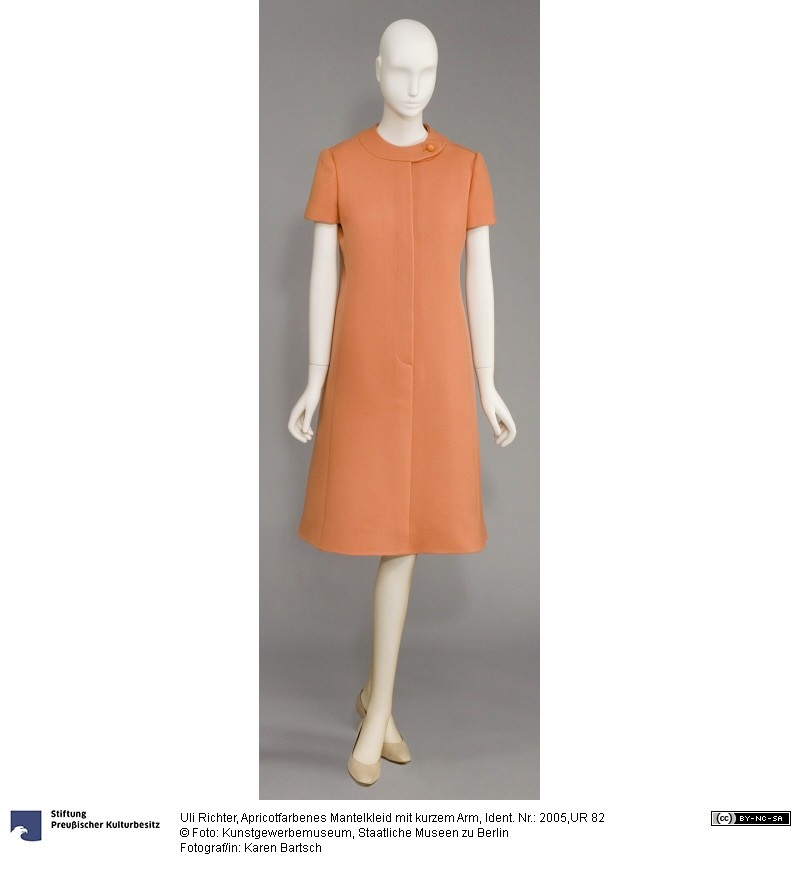 Apricotfarbenes Mantelkleid mit kurzem Arm (Kunstgewerbemuseum, Staatliche Museen zu Berlin CC BY-NC-SA)