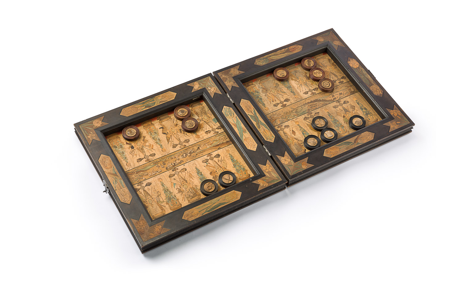 Brettspielkassette mit Darstellung der Schlacht bei Zama in Reliefintarsien (Foto: Kunstgewerbemuseum, Staatliche Museen zu Berlin. CC BY-NC-SA)