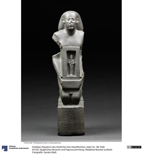 http://www.smb-digital.de/eMuseumPlus?service=ImageAsset&module=collection&objectId=606556&resolution=superImageResolution#763047 (Ägyptisches Museum und Papyrussammlung, Staatliche Museen zu Berlin CC BY-NC-SA)