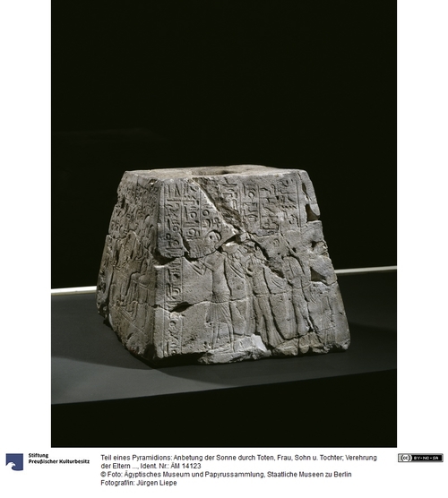 http://www.smb-digital.de/eMuseumPlus?service=ImageAsset&module=collection&objectId=607387&resolution=superImageResolution#1529750 (Ägyptisches Museum und Papyrussammlung, Staatliche Museen zu Berlin CC BY-NC-SA)