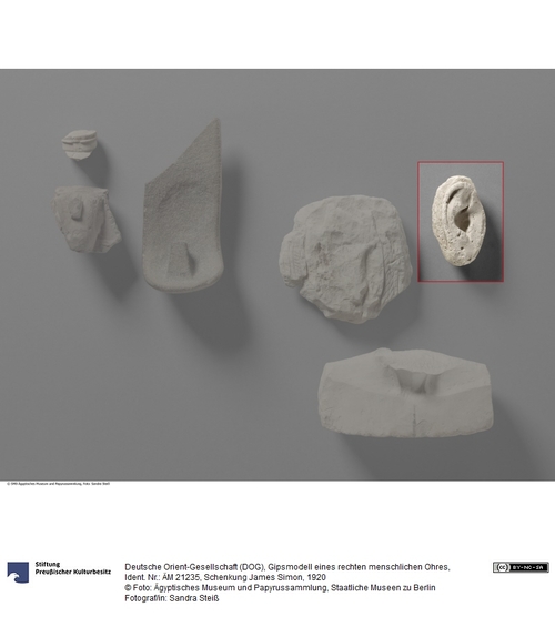 http://www.smb-digital.de/eMuseumPlus?service=ImageAsset&module=collection&objectId=607470&resolution=superImageResolution#4231302 (Ägyptisches Museum und Papyrussammlung, Staatliche Museen zu Berlin CC BY-NC-SA)