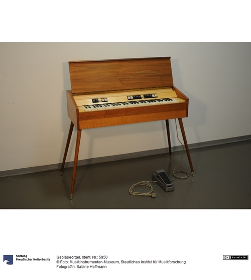 http://www.smb-digital.de/eMuseumPlus?service=ImageAsset&module=collection&objectId=1610331&resolution=superImageResolution#3266282 (Musikinstrumenten-Museum, Staatliches Institut für Musikforschung CC BY-NC-SA)