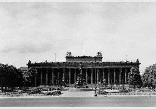https://id.smb.museum/digital-asset/3891964 (Zentralarchiv, Staatliche Museen zu Berlin CC BY-NC-SA)