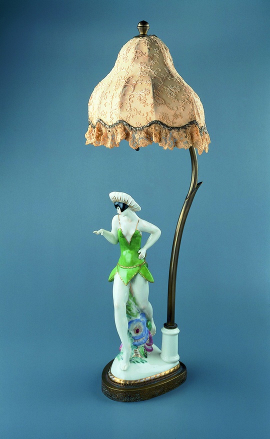 Tischlampe mit tanzendem Mädchen &quot;Sommer&quot; (Thüringer Landesmuseum Heidecksburg CC BY-NC-SA)