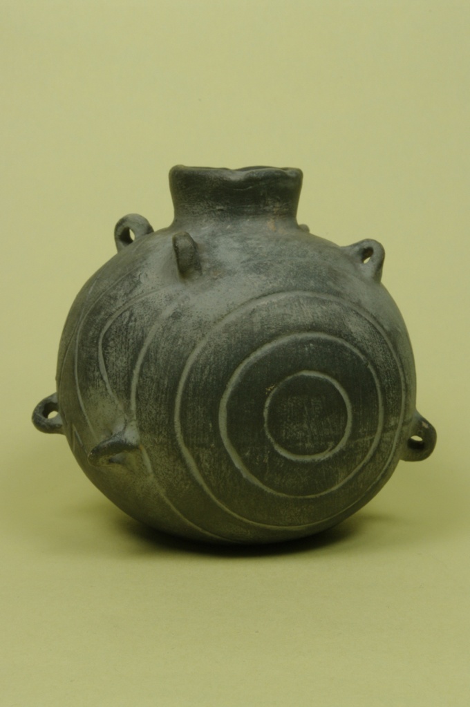 Krugartiges Gefäß mit Oesen und Randverzierung [80] (Keramik-Museum Bürgel CC BY-NC-SA)