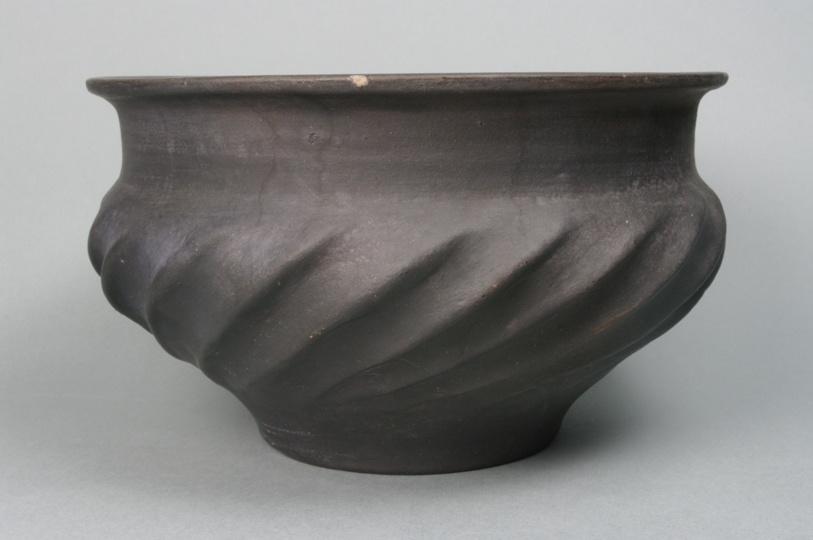 Urne mit schrägen Kehlstreifen ’Lausitzer Typus’ [92] (Keramik-Museum Bürgel CC BY-NC-SA)