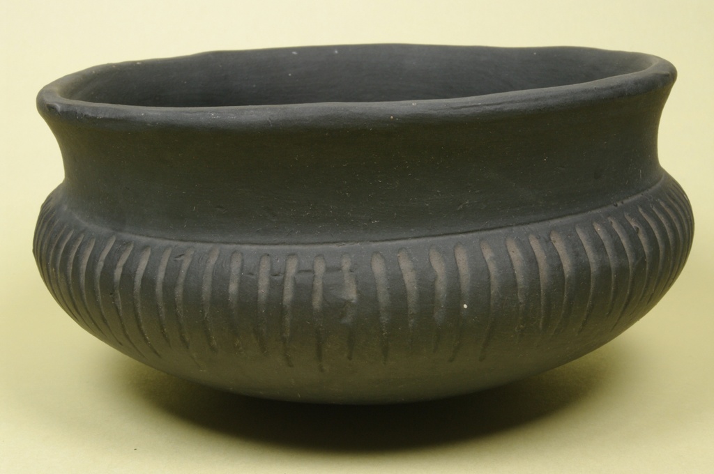 Schale [Eberstein/Eichhorn G.M.J. 5510] (Keramik-Museum Bürgel CC BY-NC-SA)