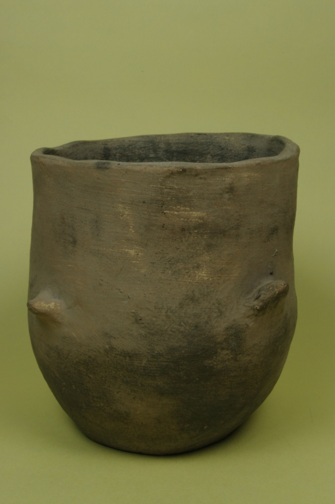 Becher mit zungenförmigen Ansätzen, ’Bernburger Typus’ [Eberstein/Eichhorn G.M.J. 477] (Keramik-Museum Bürgel CC BY-NC-SA)