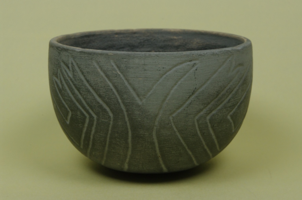 Halbkugelige Schale mit Randverzierung  (Keramik-Museum Bürgel CC BY-NC-SA)